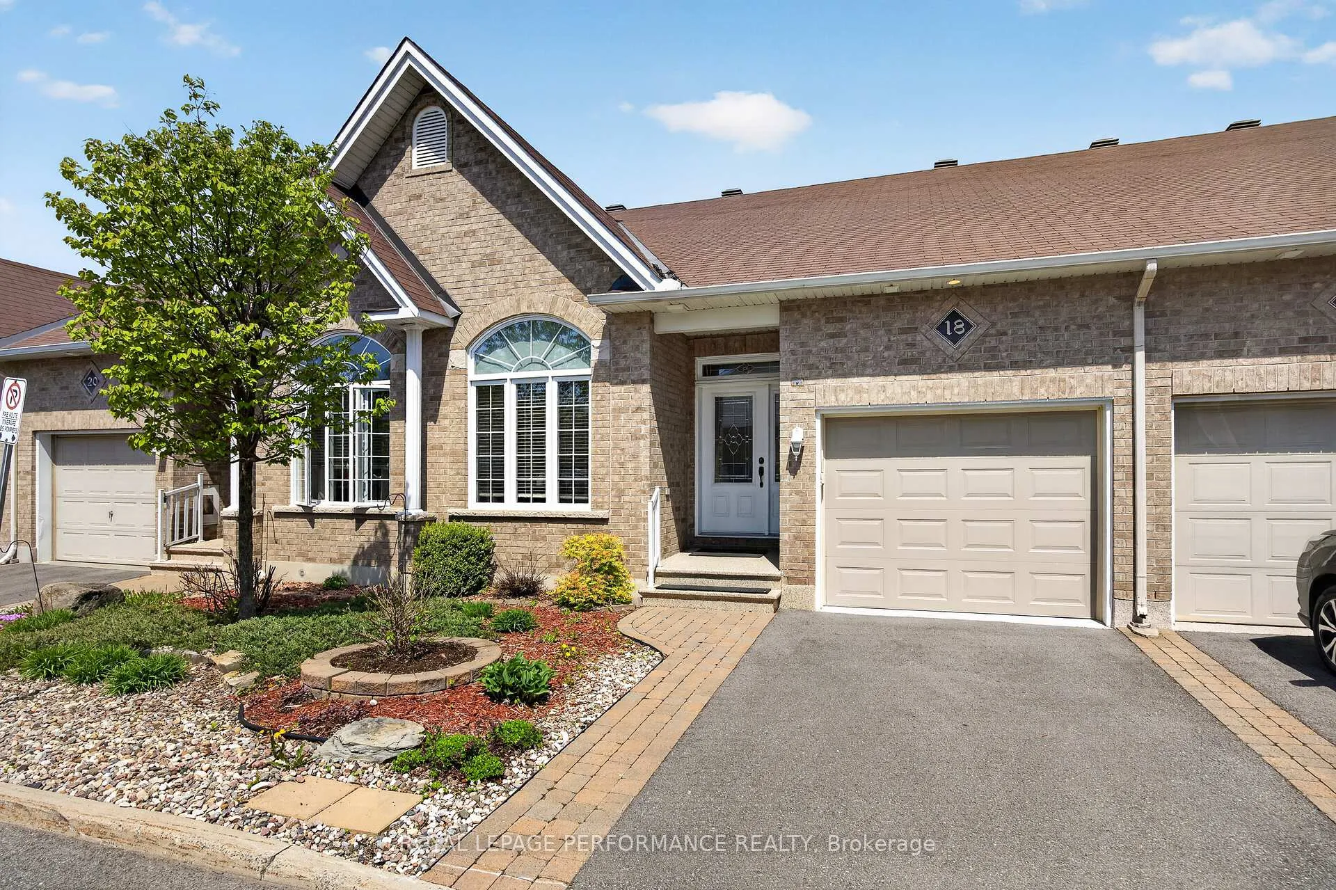 Photo 3 of 18 Chapelier Private, Ottawa, Queenswood Heights South — HOMEH