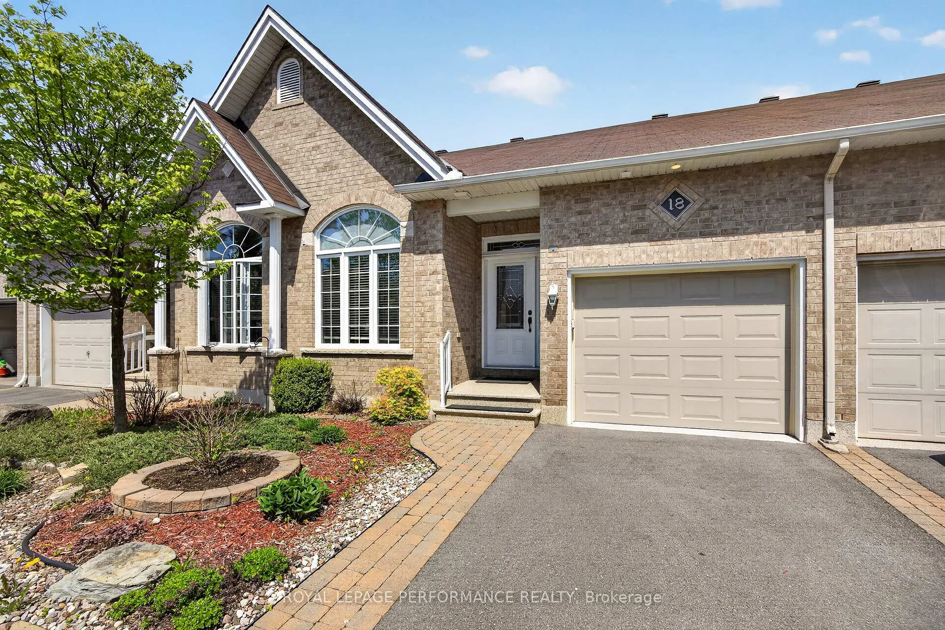 Photo 4 of 18 Chapelier Private, Ottawa, Queenswood Heights South — HOMEH