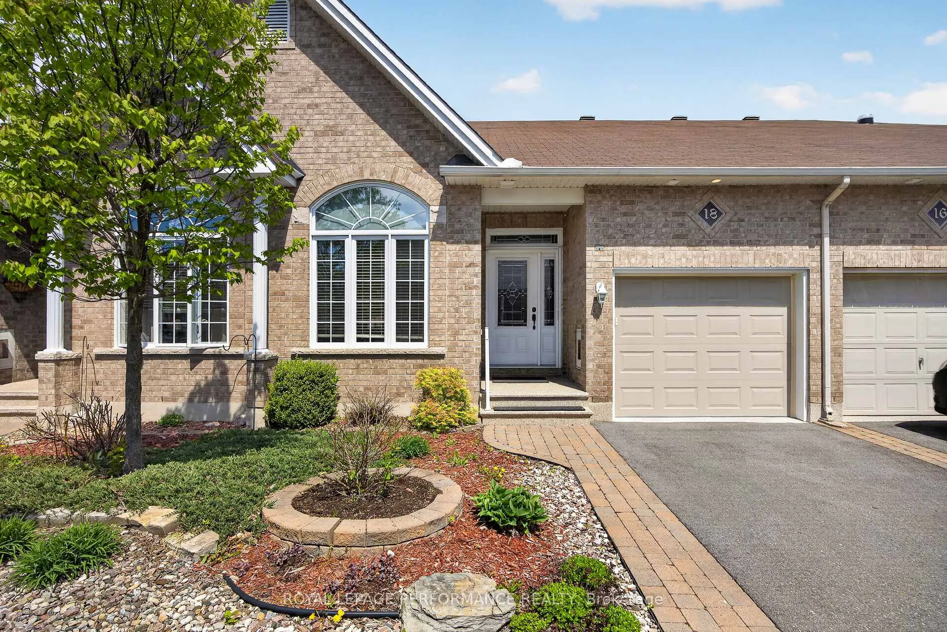 Photo 5 of 18 Chapelier Private, Ottawa, Queenswood Heights South — HOMEH