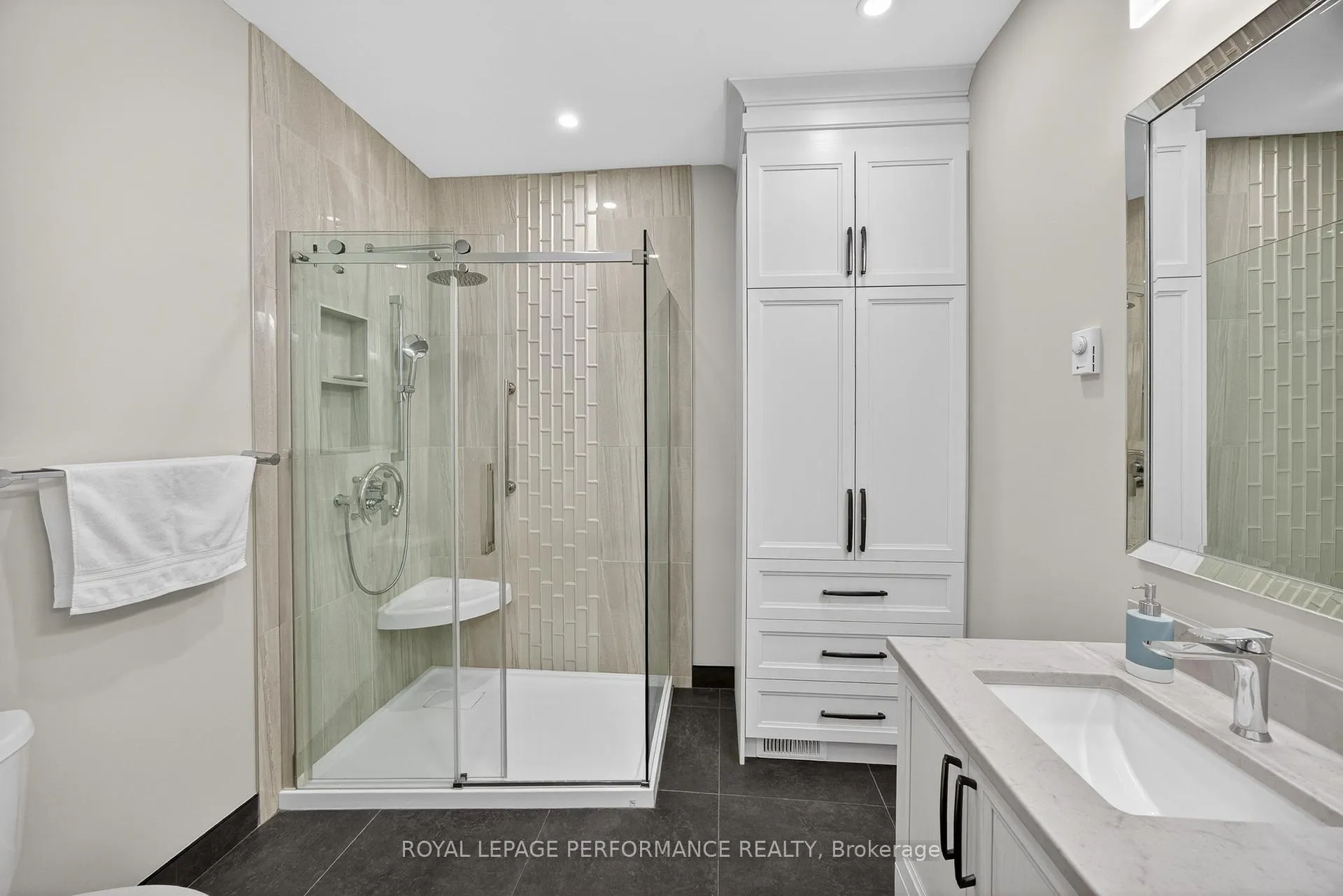 Photo 35 of 18 Chapelier Private, Ottawa, Queenswood Heights South — HOMEH
