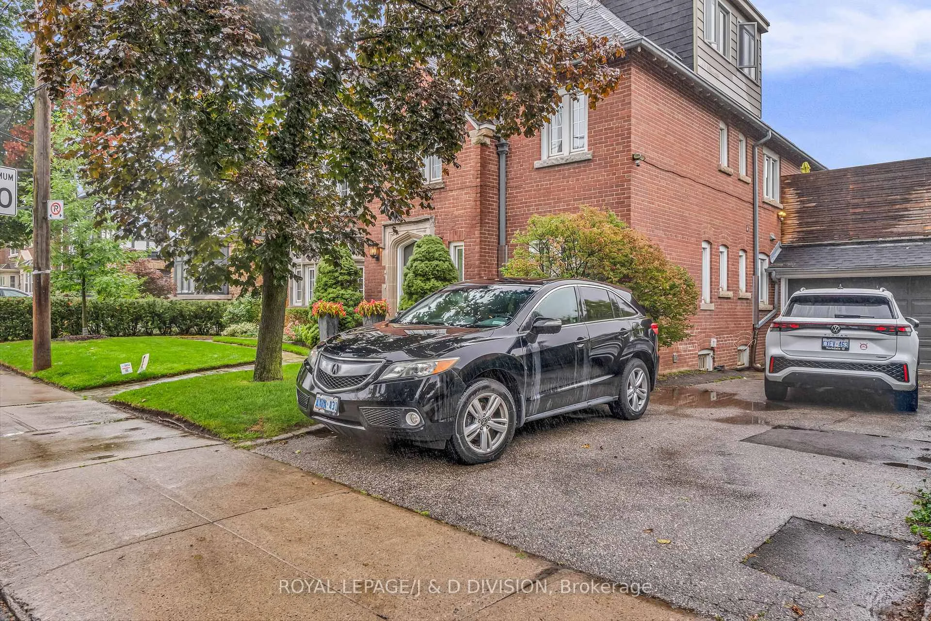 Photo 2 of 137 Highbourne Road, Toronto, Yonge-Eglinton — HOMEH
