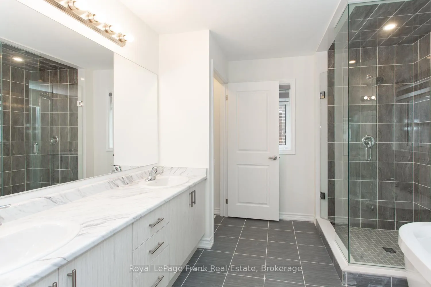 Photo 35 of 5 Hennessey Crescent, Kawartha Lakes, Lindsay — HOMEH