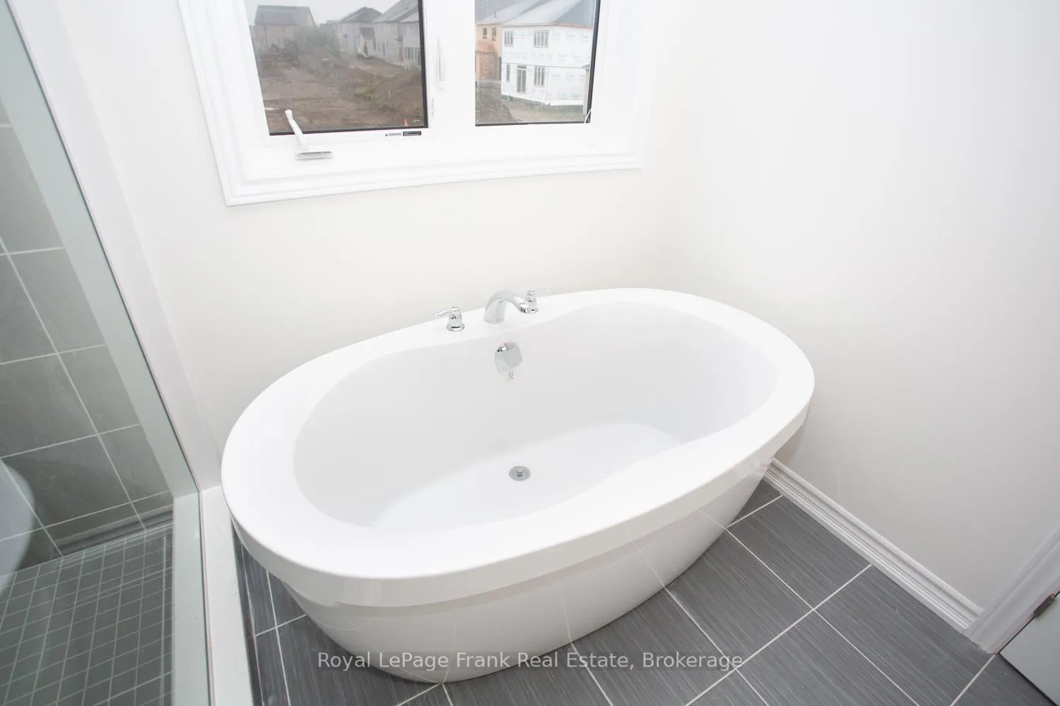 Photo 38 of 5 Hennessey Crescent, Kawartha Lakes, Lindsay — HOMEH