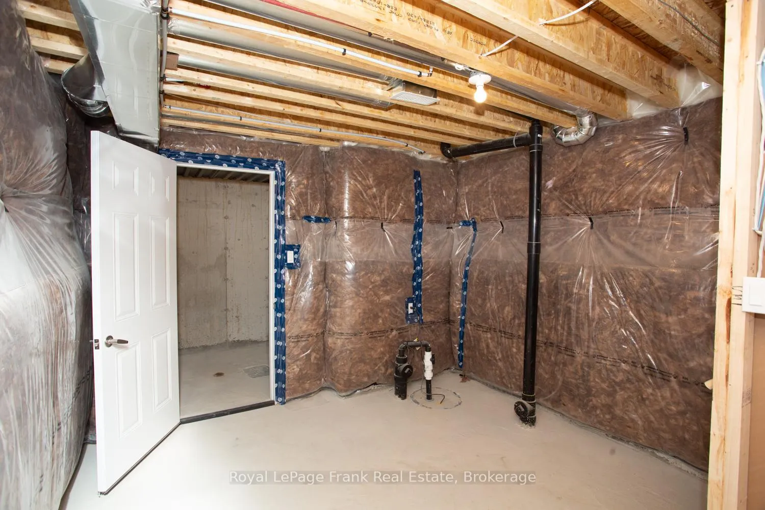 Photo 43 of 5 Hennessey Crescent, Kawartha Lakes, Lindsay — HOMEH