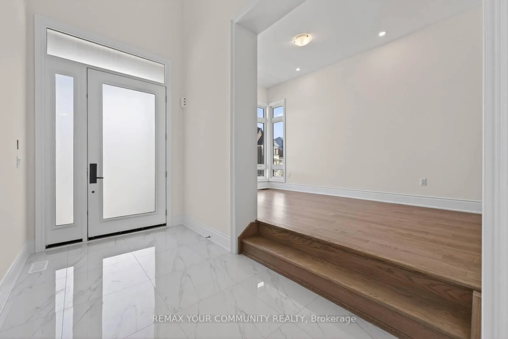 Photo 2 of 5 Garriock Hall Avenue, King, King City — HOMEH