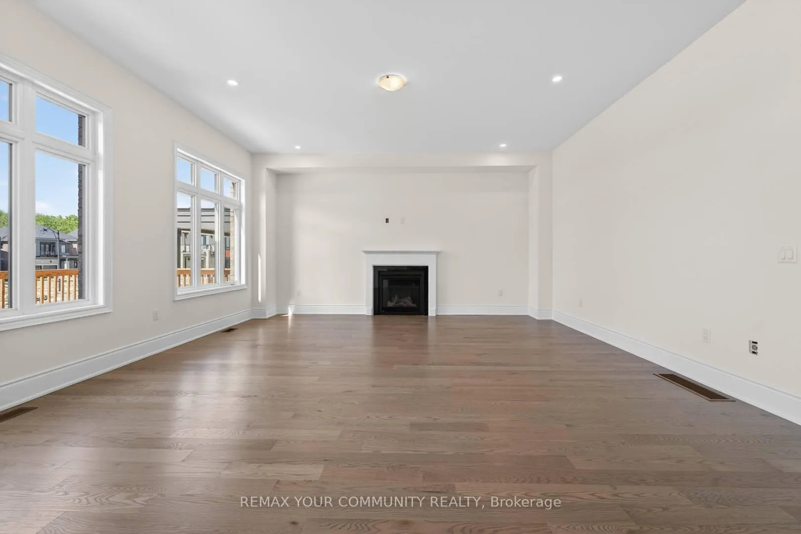 Photo 10 of 5 Garriock Hall Avenue, King, King City — HOMEH
