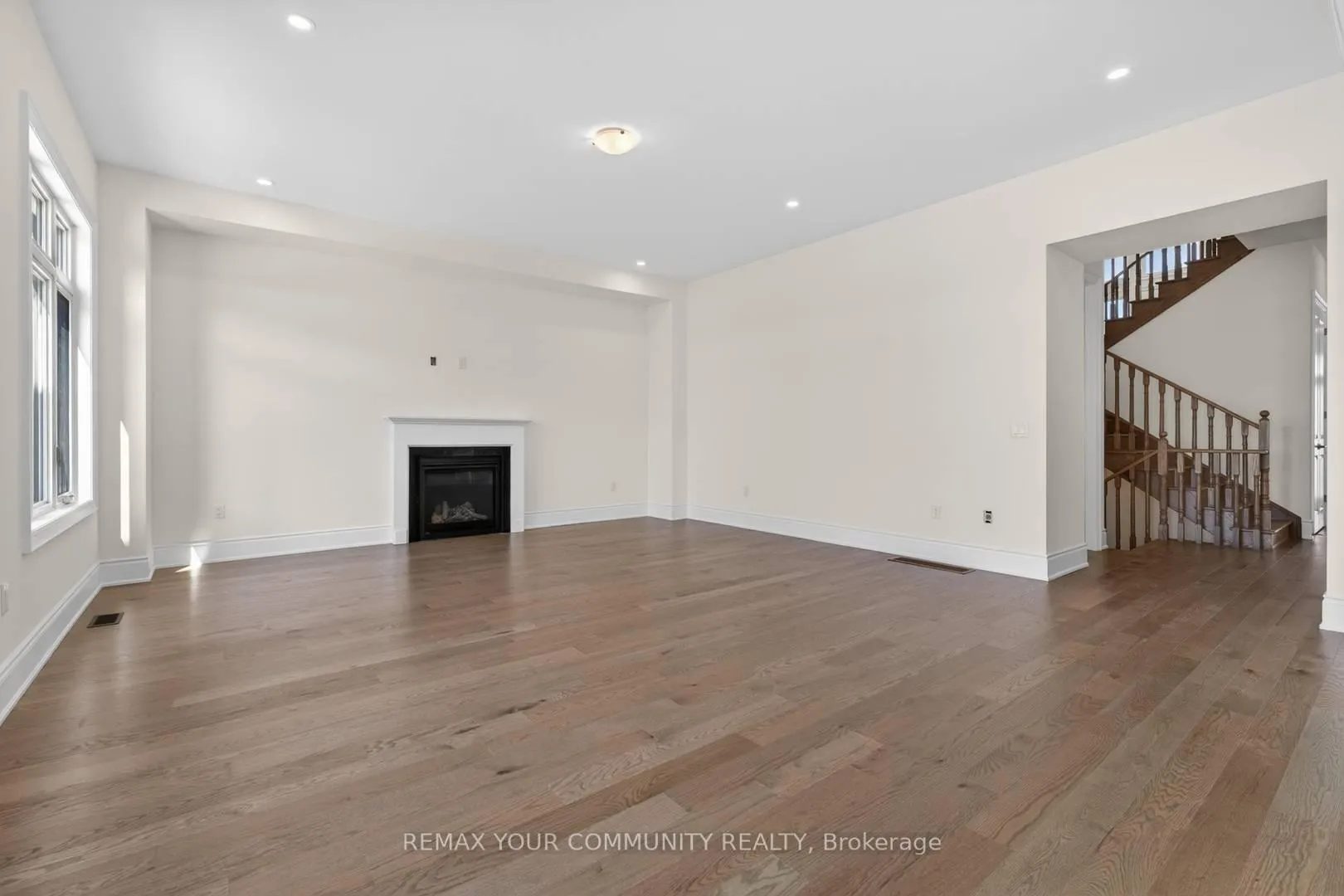 Photo 11 of 5 Garriock Hall Avenue, King, King City — HOMEH
