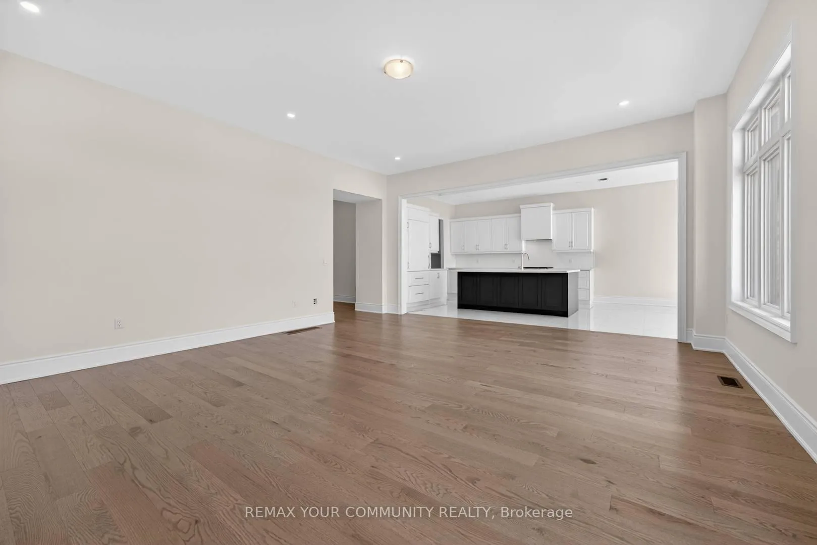 Photo 12 of 5 Garriock Hall Avenue, King, King City — HOMEH