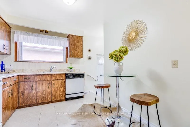 Photo 9 of 17 Checkendon Drive, Etobicoke, Rexdale-Kipling — HOMEH