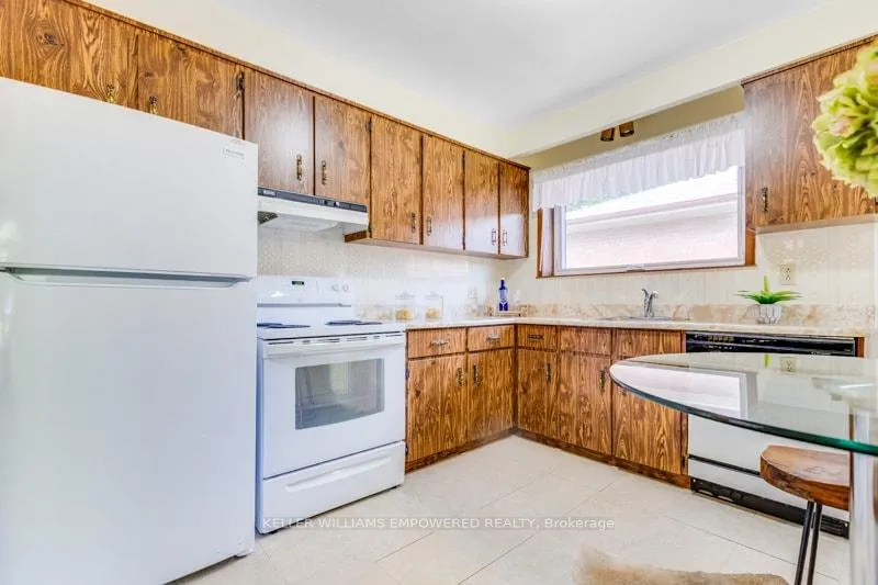 Photo 10 of 17 Checkendon Drive, Etobicoke, Rexdale-Kipling — HOMEH