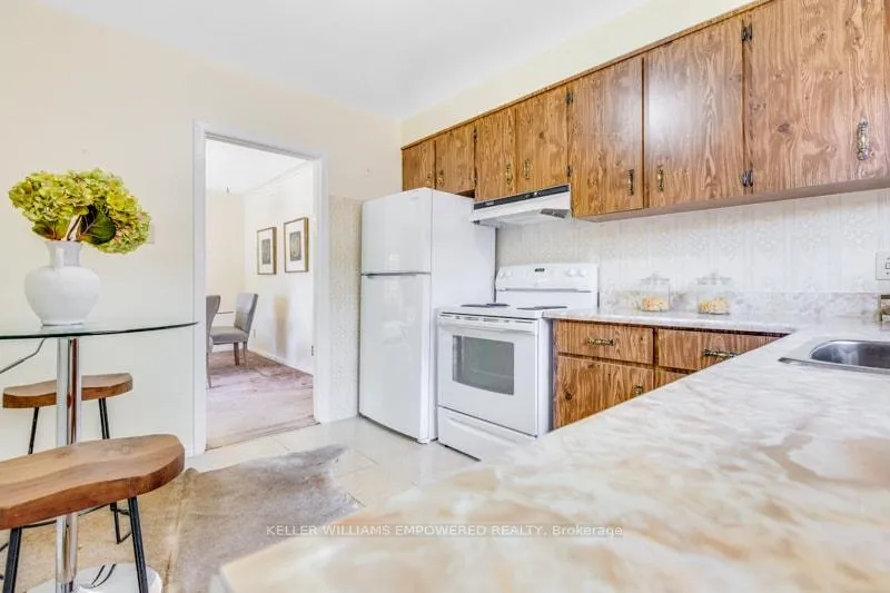 Photo 11 of 17 Checkendon Drive, Etobicoke, Rexdale-Kipling — HOMEH