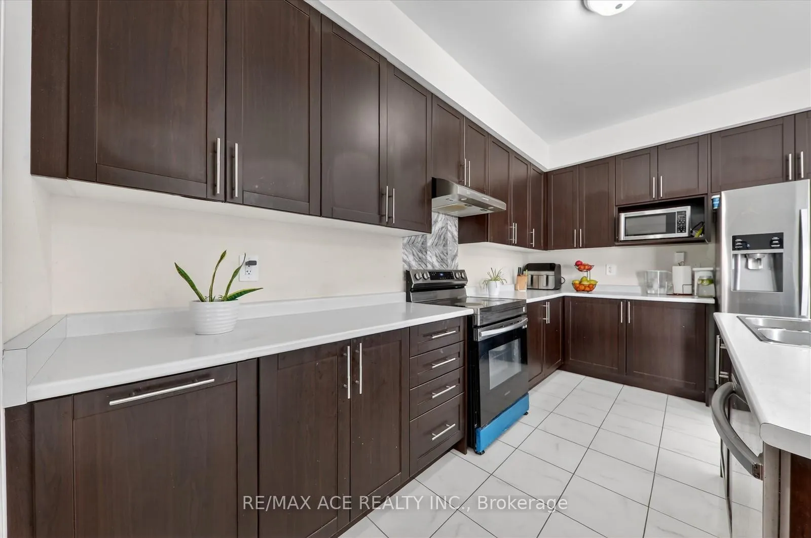 Photo 10 of 4 Sanford Circle, Springwater, Minesing — HOMEH