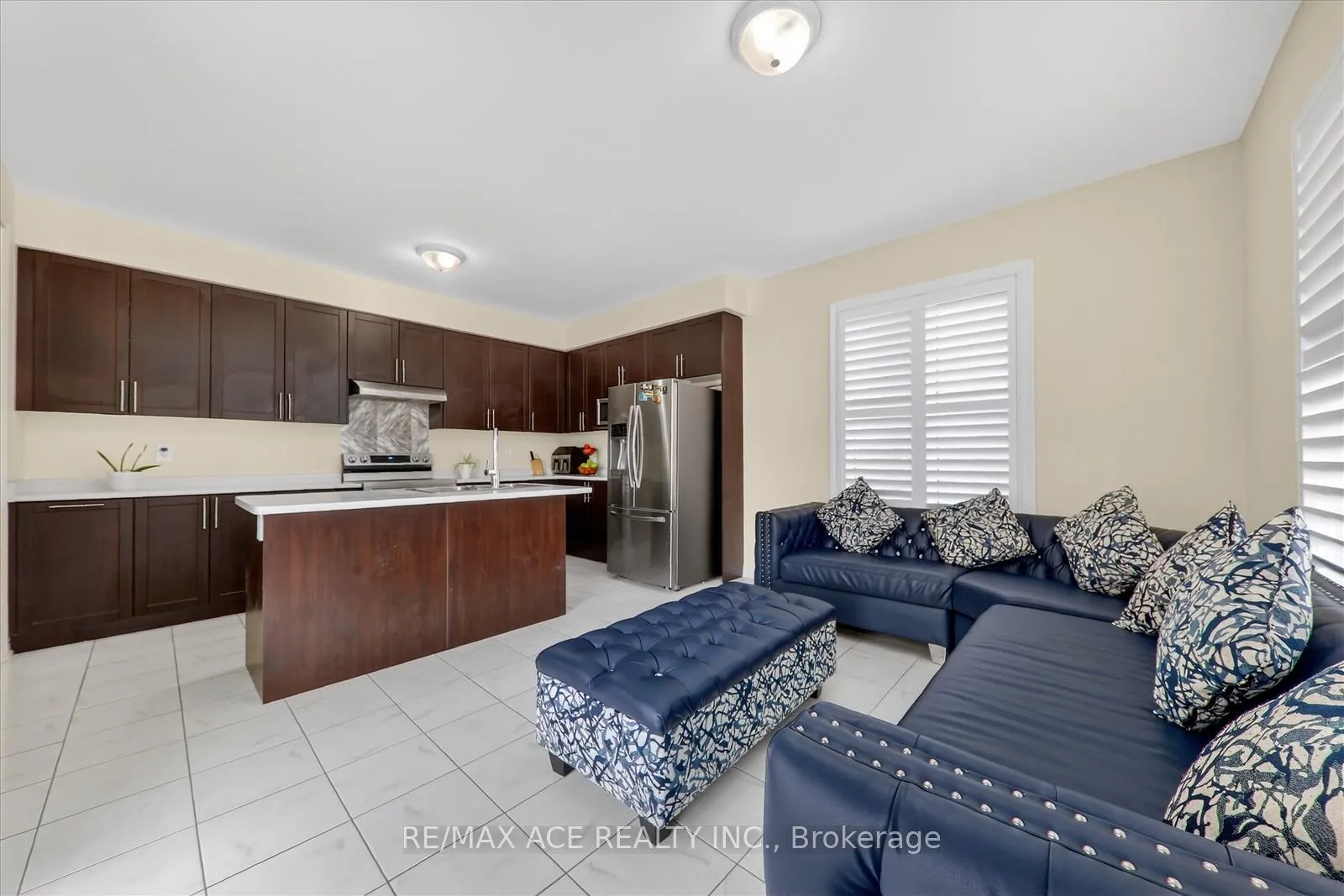 Photo 12 of 4 Sanford Circle, Springwater, Minesing — HOMEH