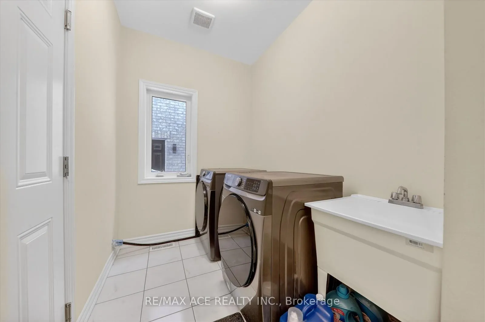 Photo 15 of 4 Sanford Circle, Springwater, Minesing — HOMEH