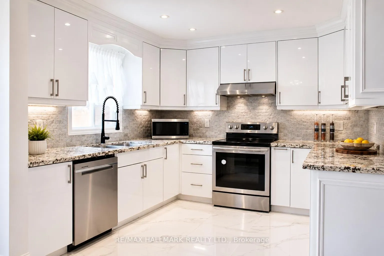Photo 19 of 92 Weldrick Road E, Richmond Hill, Harding — HOMEH