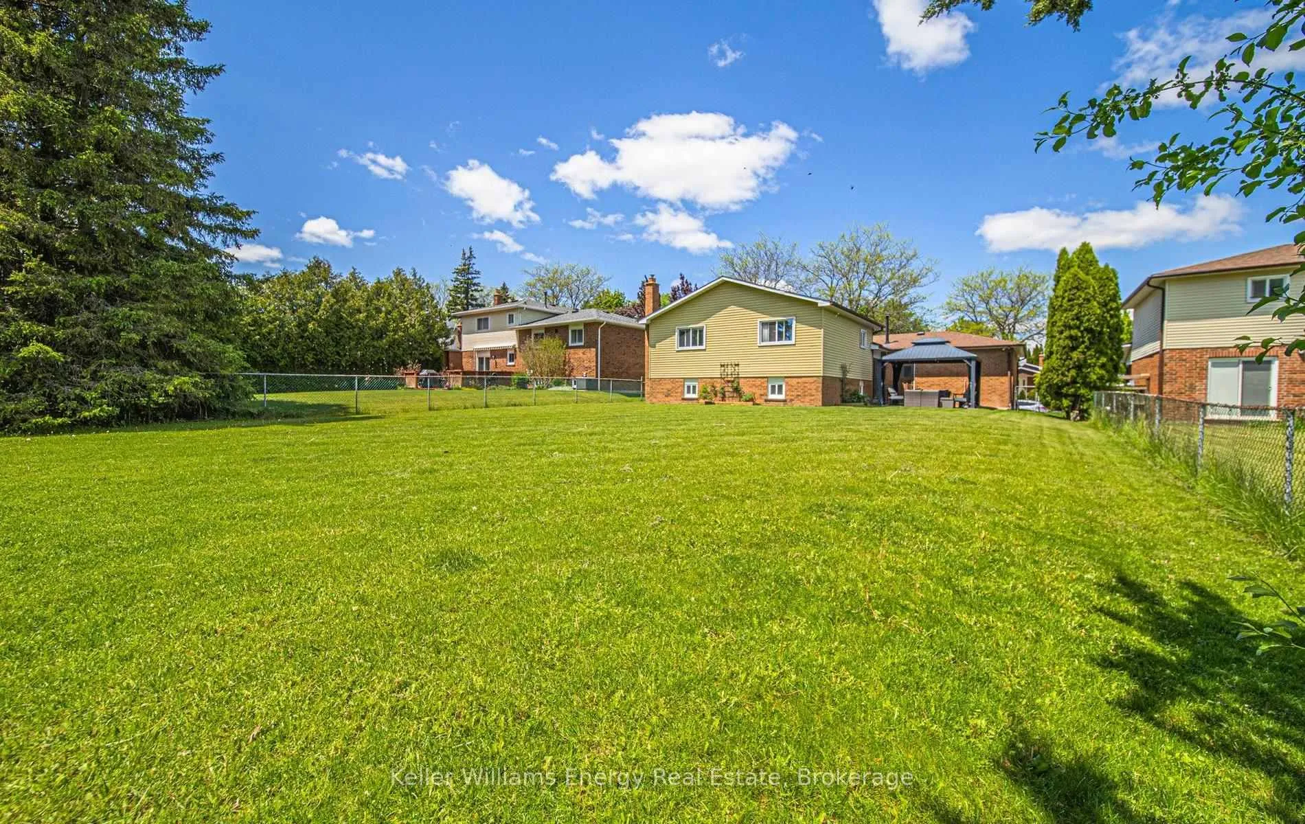 Photo 10 of 60 Habitant Crescent, Whitby, Lynde Creek — HOMEH
