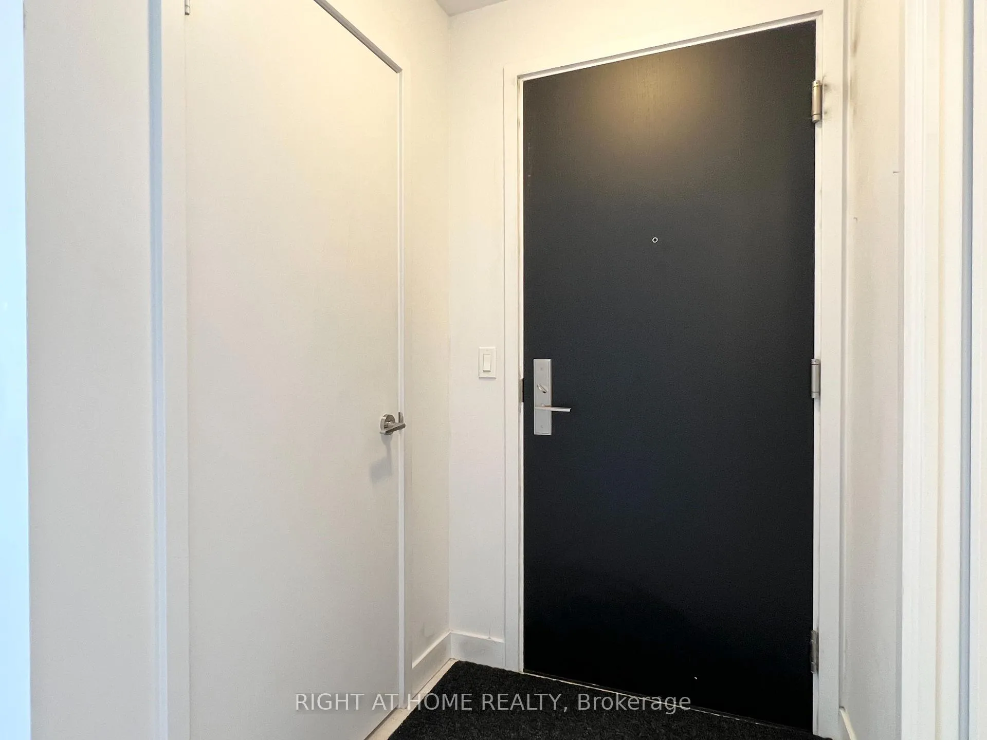 Photo 3 of Unit 5001, 8 Eglinton Avenue E, Toronto, Mount Pleasant West — HOMEH