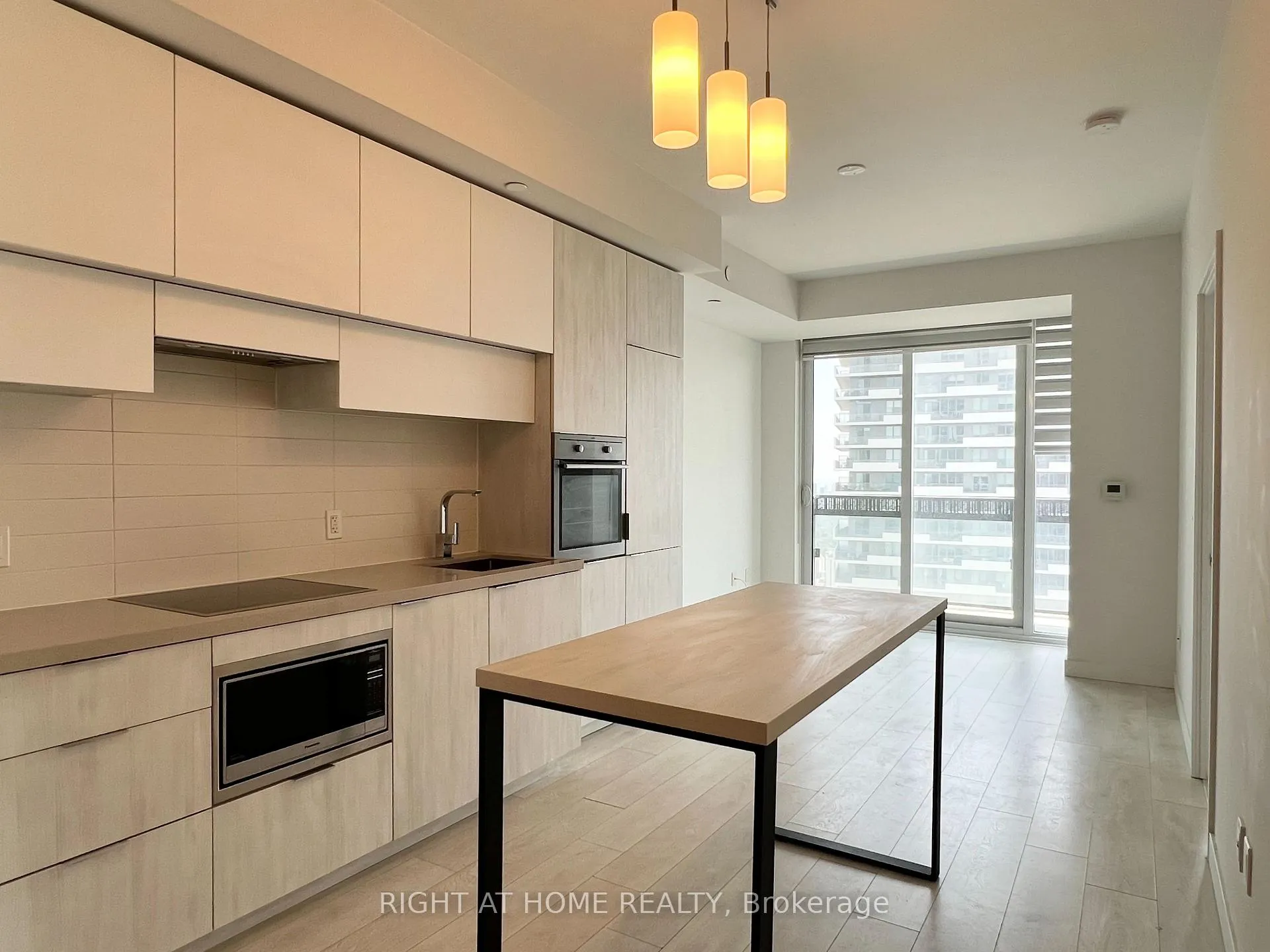 Photo 4 of Unit 5001, 8 Eglinton Avenue E, Toronto, Mount Pleasant West — HOMEH