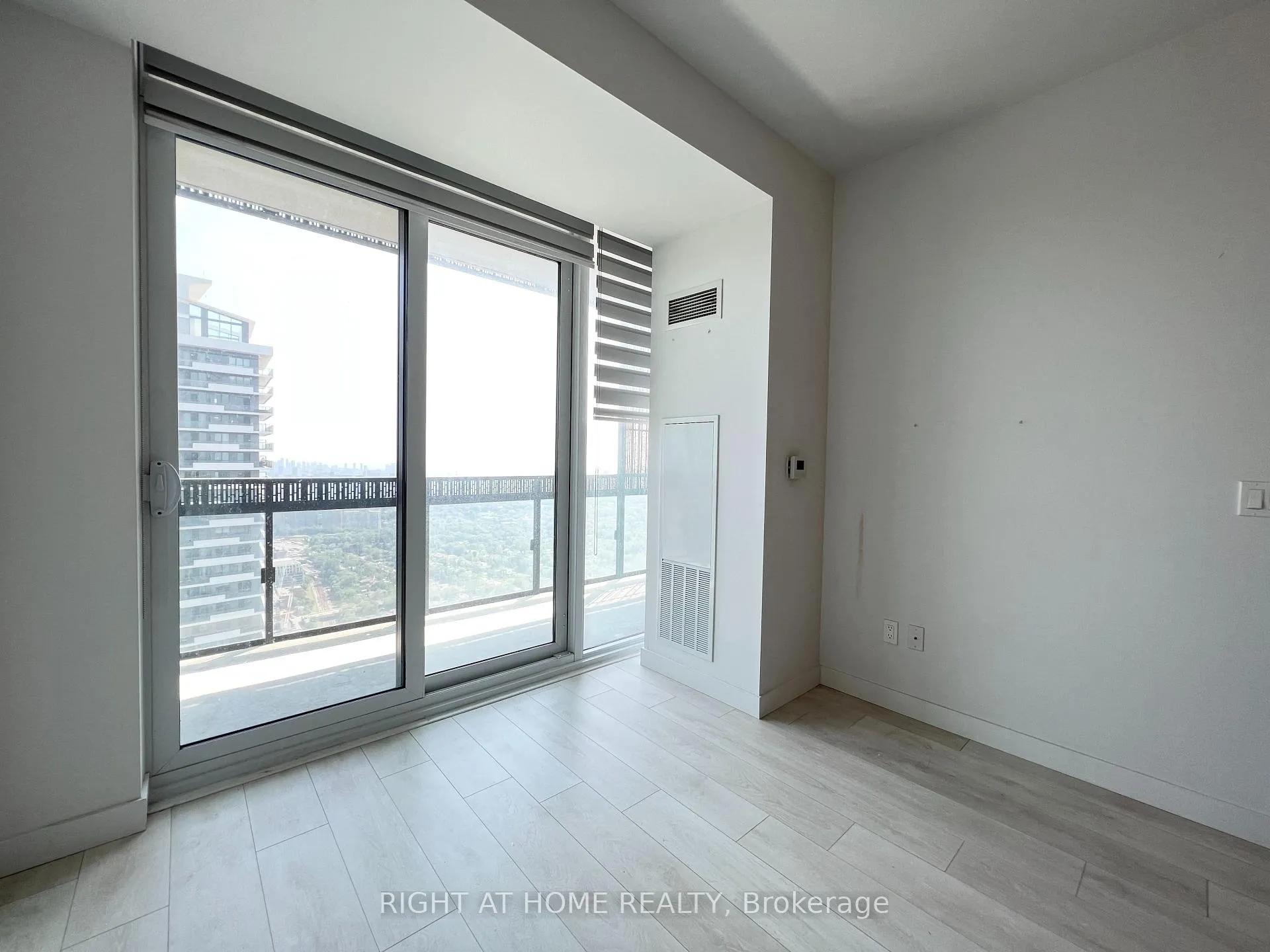 Photo 7 of Unit 5001, 8 Eglinton Avenue E, Toronto, Mount Pleasant West — HOMEH