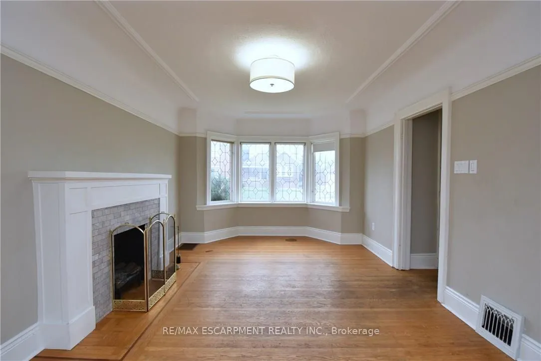 Photo 3 of 278 Huxley Avenue S, Hamilton, Delta — HOMEH