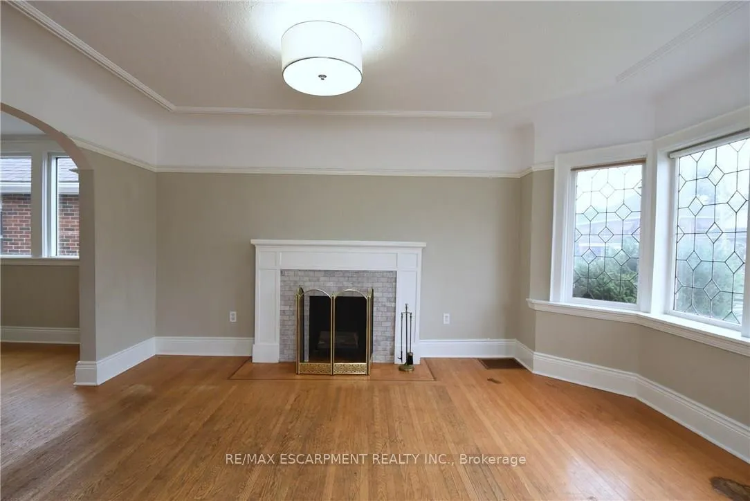 Photo 4 of 278 Huxley Avenue S, Hamilton, Delta — HOMEH