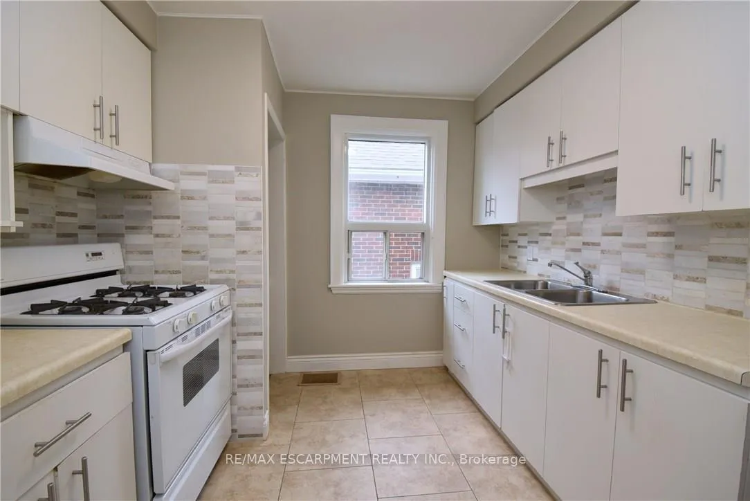 Photo 10 of 278 Huxley Avenue S, Hamilton, Delta — HOMEH
