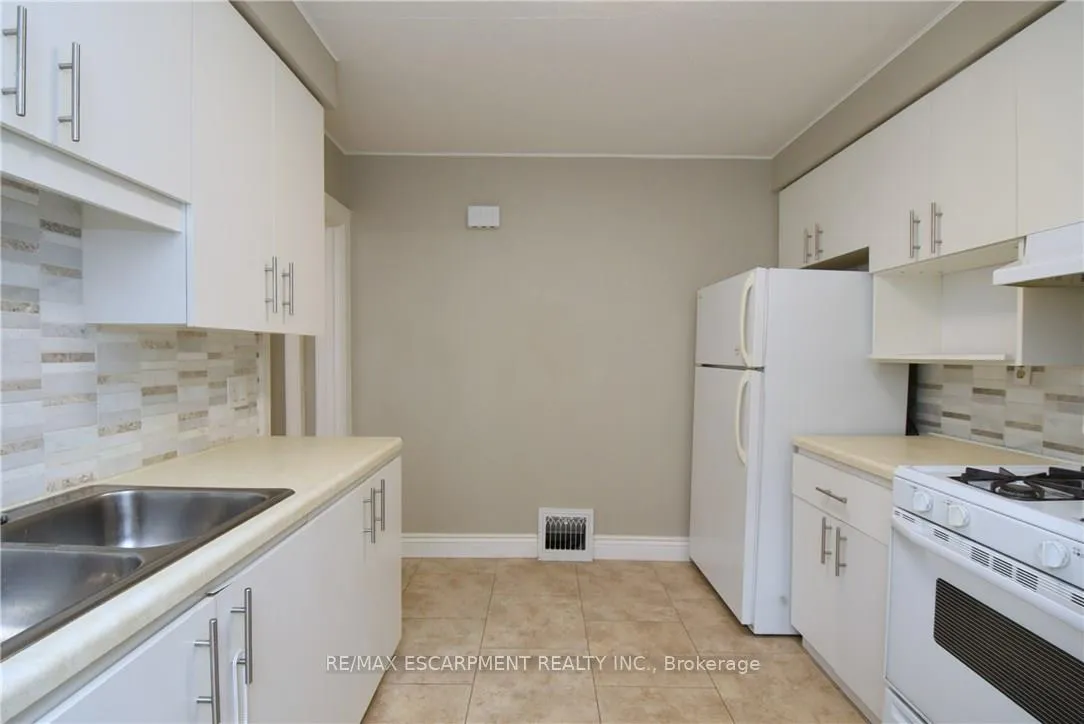 Photo 11 of 278 Huxley Avenue S, Hamilton, Delta — HOMEH