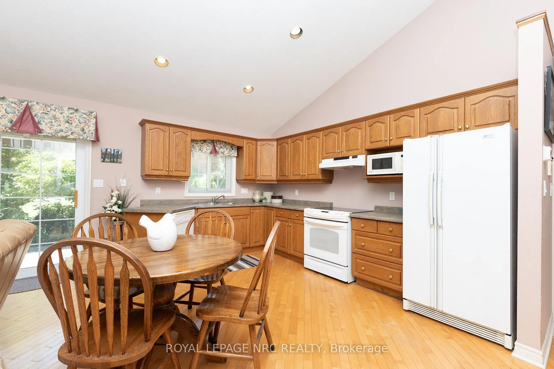 Photo 24 of 39 Oakridge Boulevard, Pelham, Fonthill — HOMEH