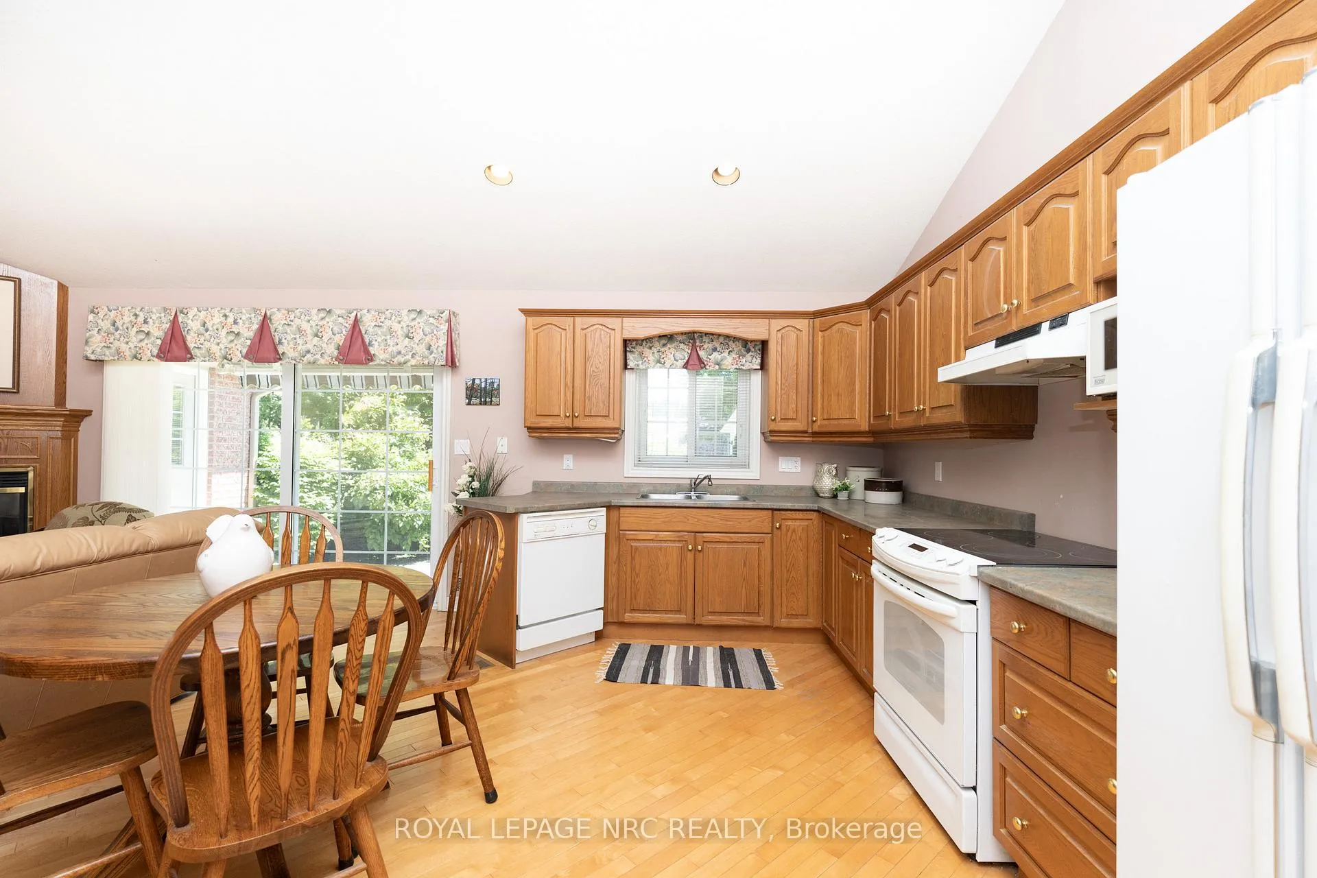 Photo 25 of 39 Oakridge Boulevard, Pelham, Fonthill — HOMEH