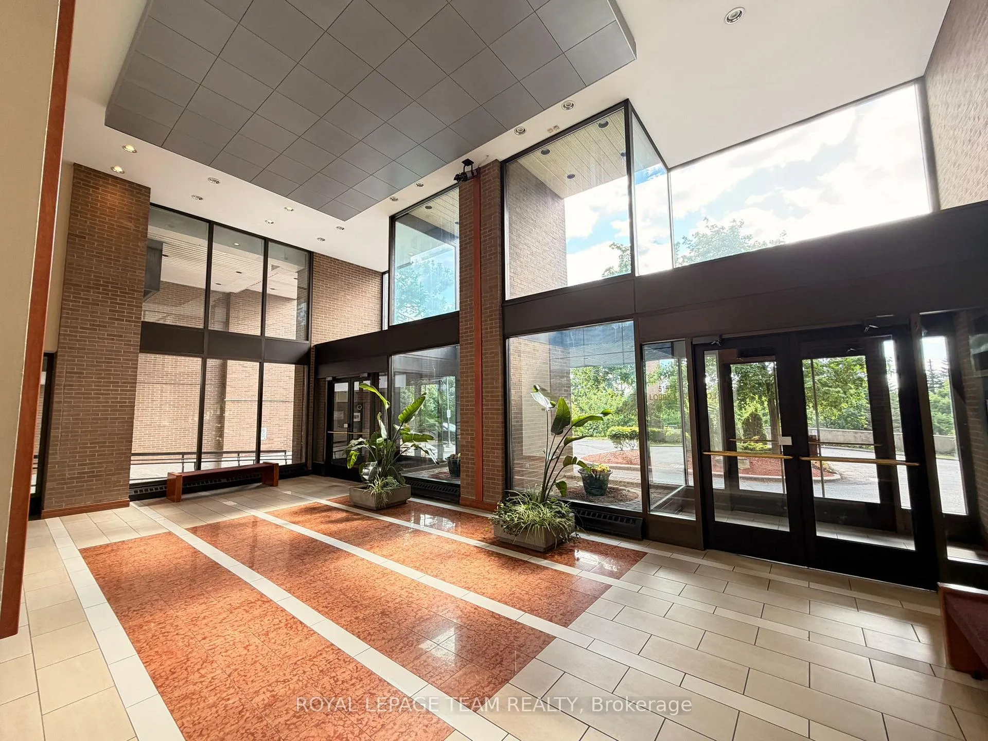 Photo 4 of Unit 318, 515 St Laurent Boulevard, Ottawa, Viscount Alexander Park — HOMEH