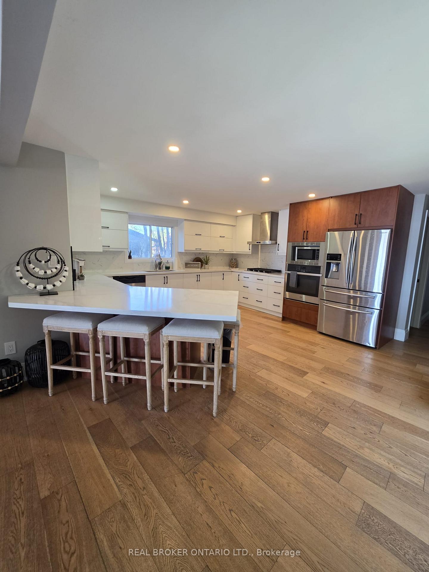 Photo 17 of 943 Barry Avenue, Innisfil, Rural Innisfil — HOMEH