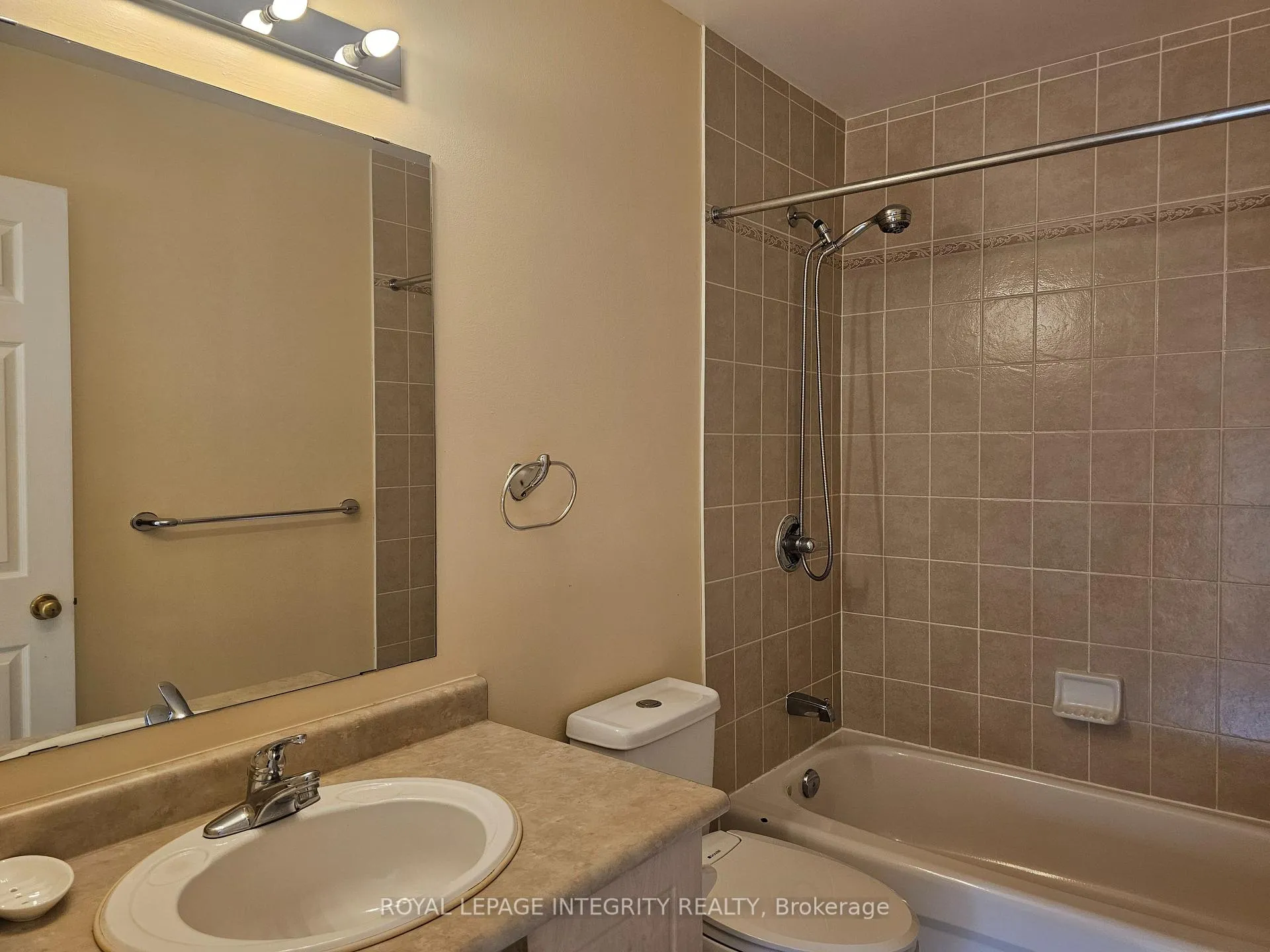 Photo 24 of Unit 2, 211 Station Boulevard, Ottawa, Riverview Park — HOMEH