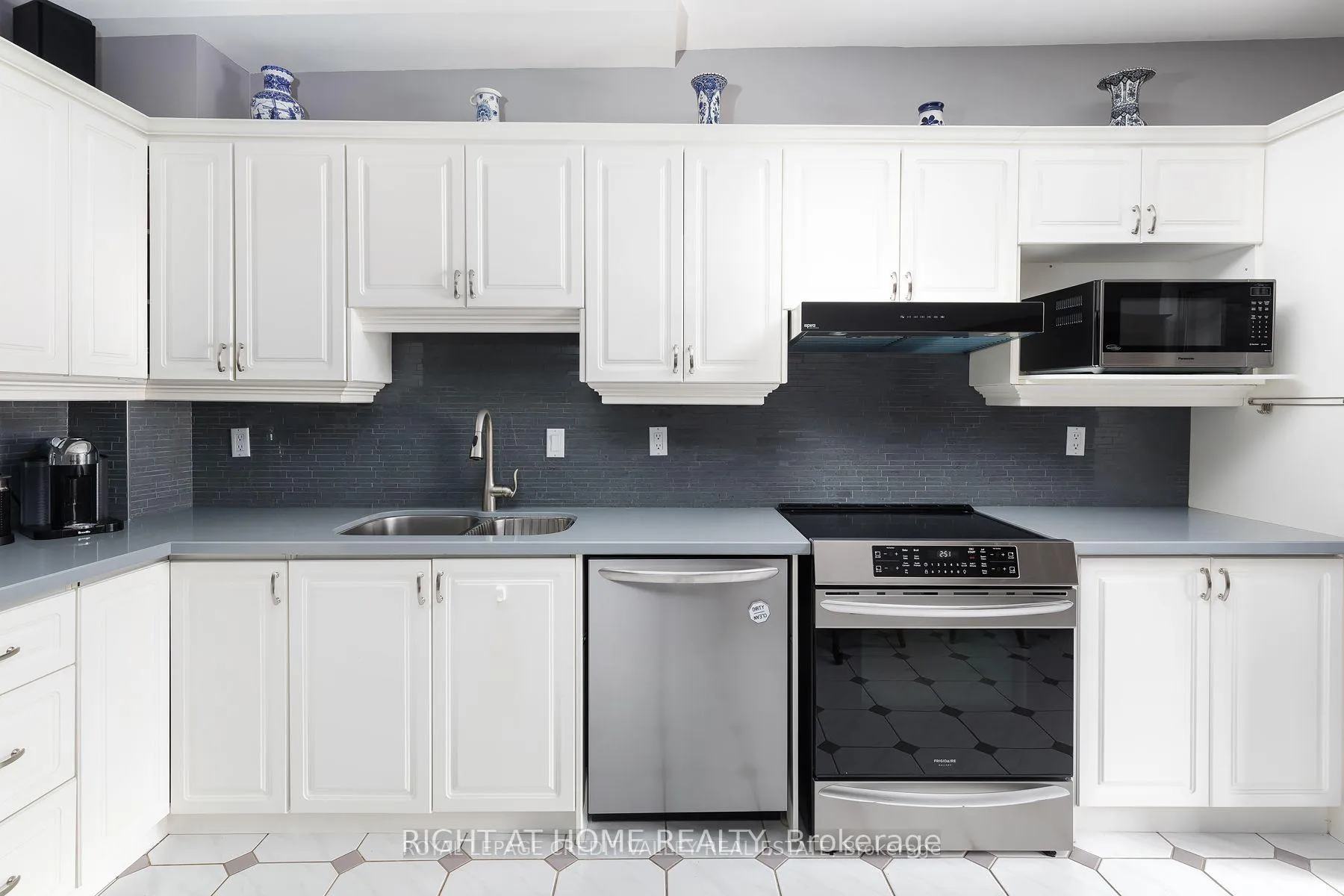 Photo 4 of 119 Niagara Street, Toronto, Niagara — HOMEH