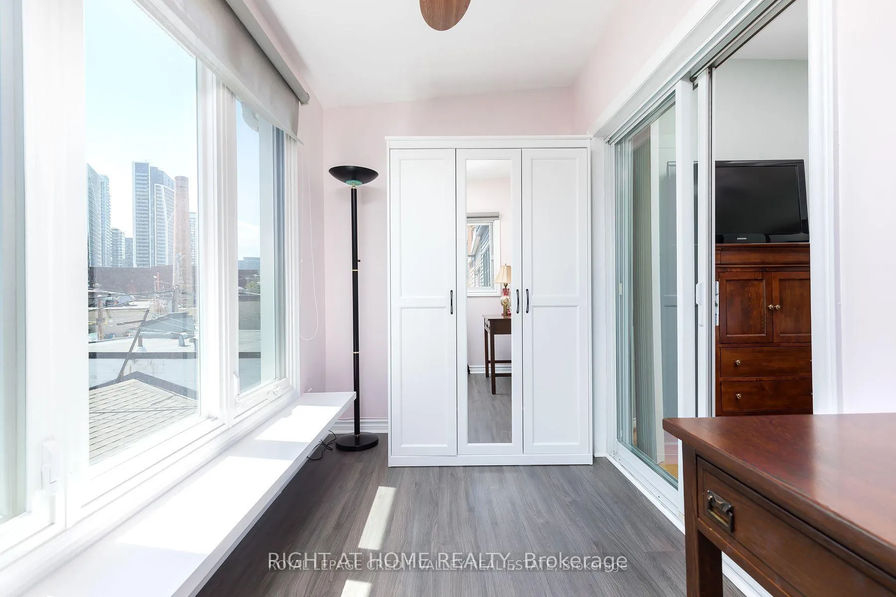 Photo 5 of 119 Niagara Street, Toronto, Niagara — HOMEH