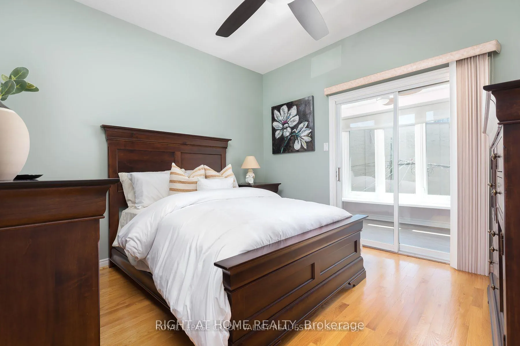 Photo 9 of 119 Niagara Street, Toronto, Niagara — HOMEH