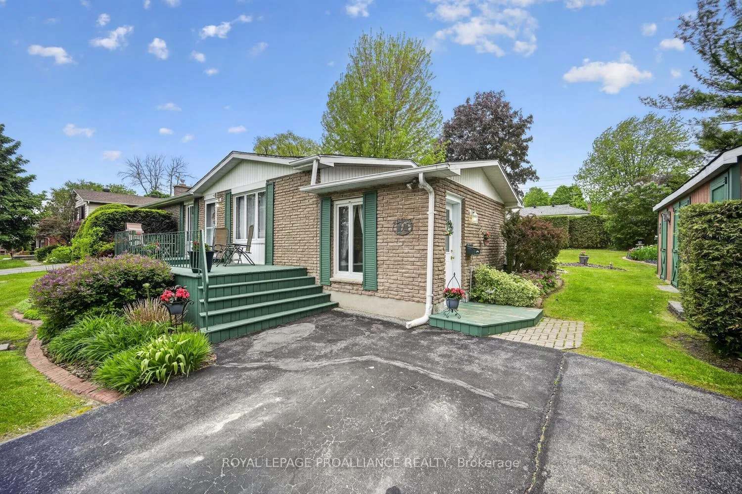 Photo 2 of 8 Bernard Crescent, Augusta, Augusta Twp — HOMEH