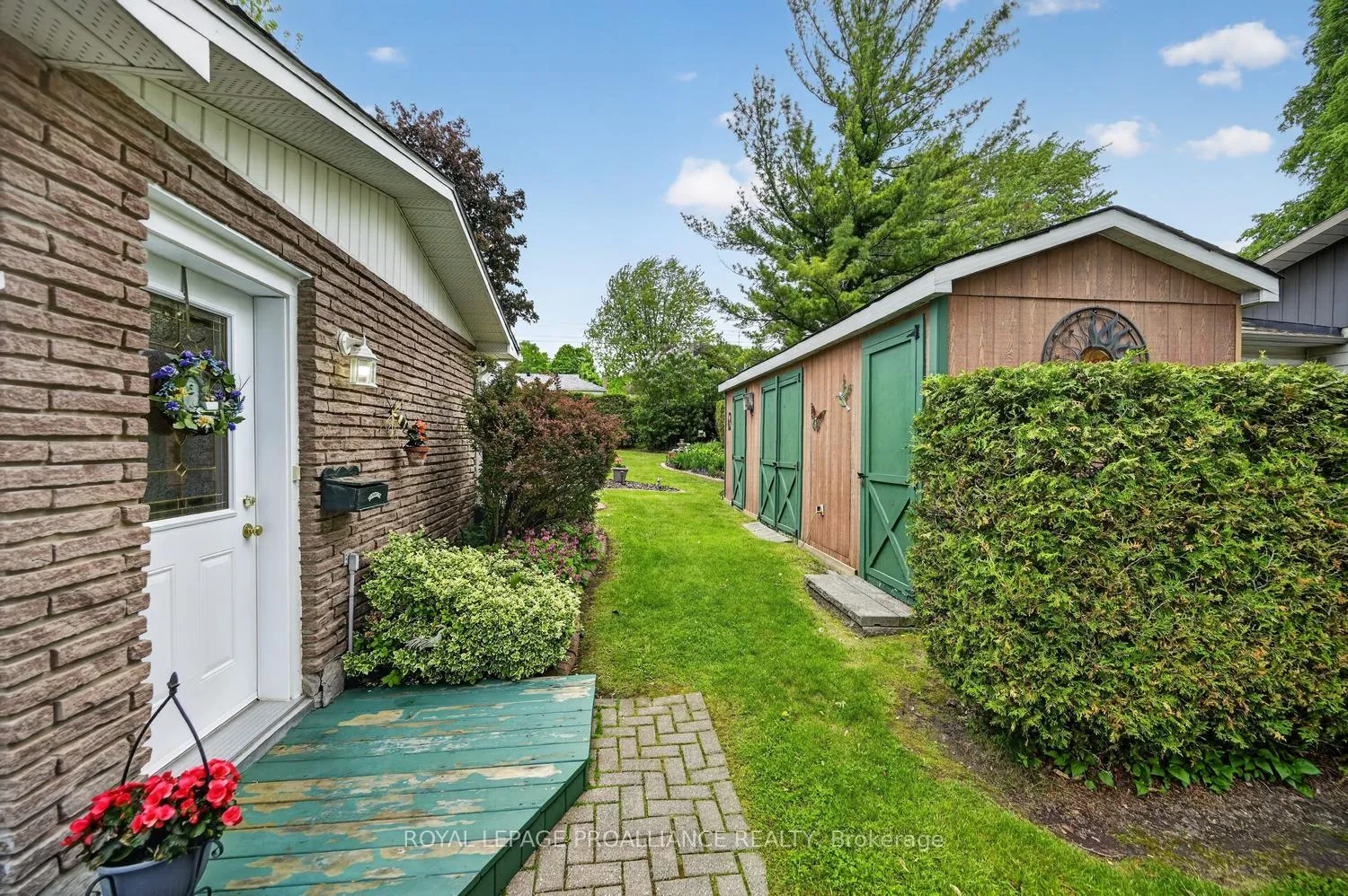 Photo 3 of 8 Bernard Crescent, Augusta, Augusta Twp — HOMEH