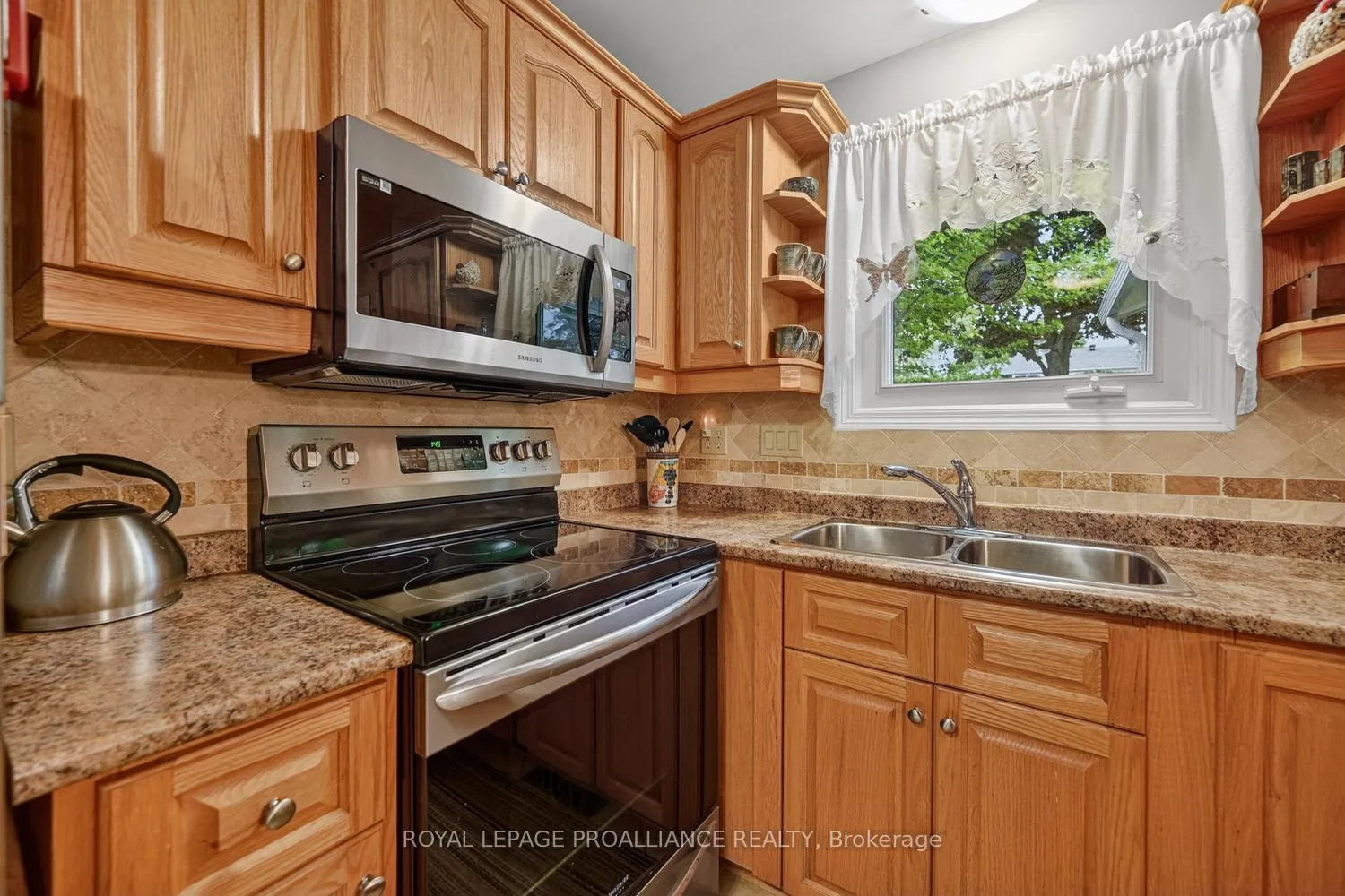 Photo 17 of 8 Bernard Crescent, Augusta, Augusta Twp — HOMEH