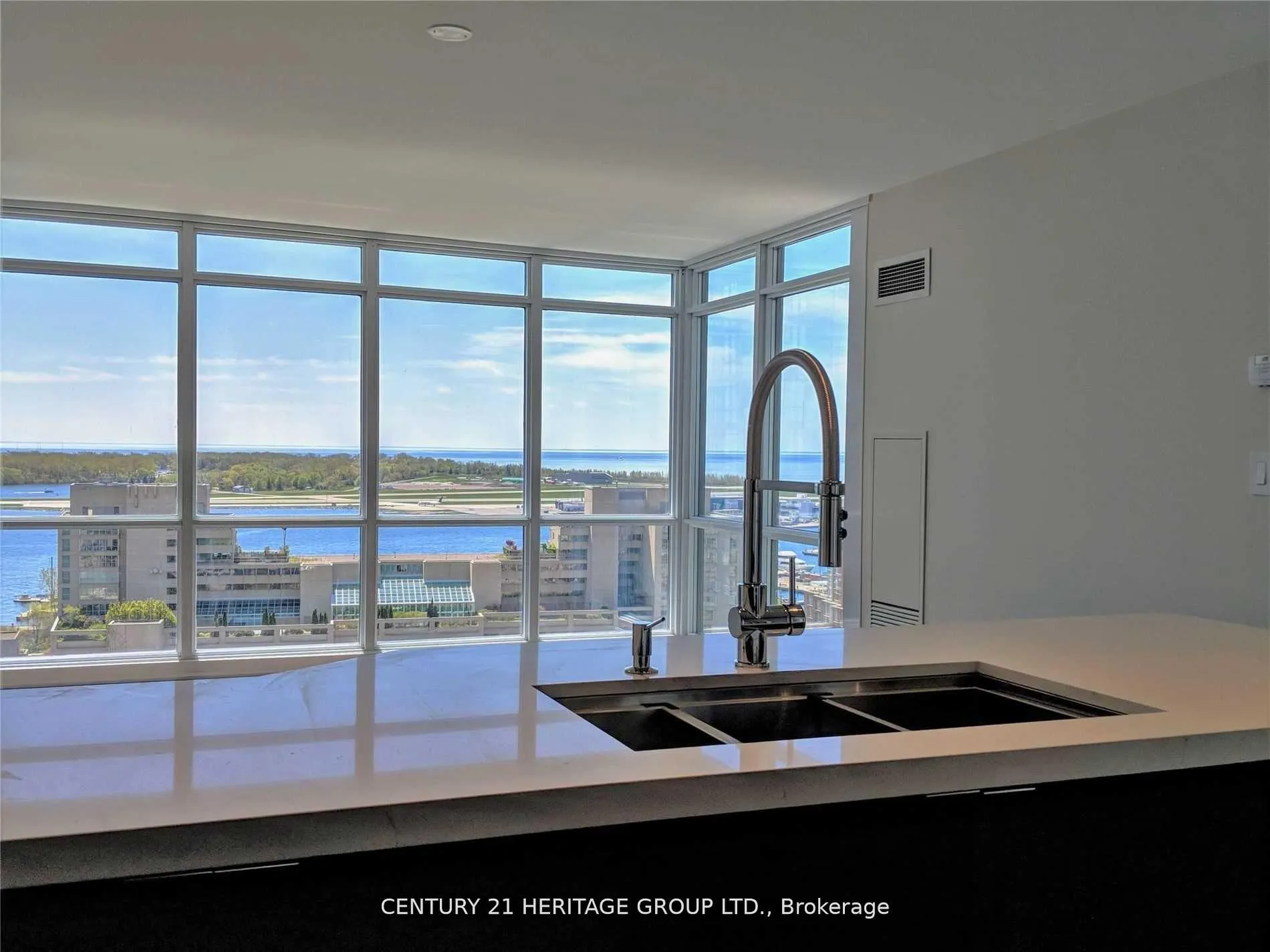 Photo 4 of Unit 1910, 15 Fort York Boulevard, Toronto, Waterfront Communities — HOMEH