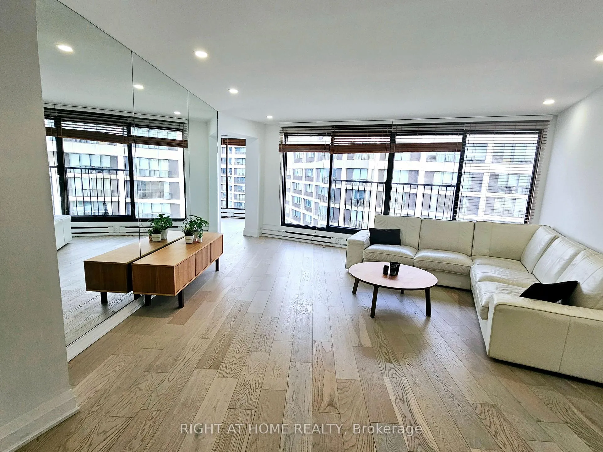 Photo 2 of Unit 3306, 65 Harbour Square, Toronto, Waterfront Communities — HOMEH