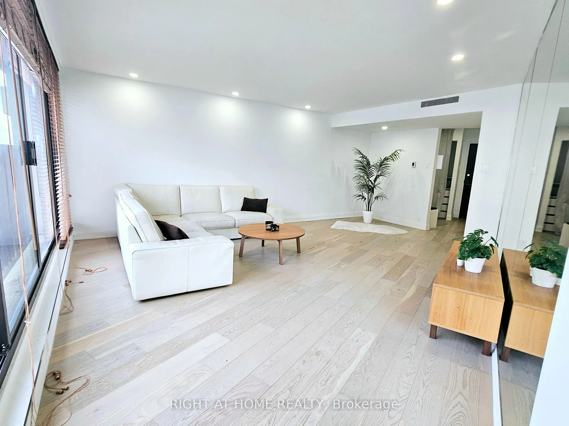 Photo 3 of Unit 3306, 65 Harbour Square, Toronto, Waterfront Communities — HOMEH