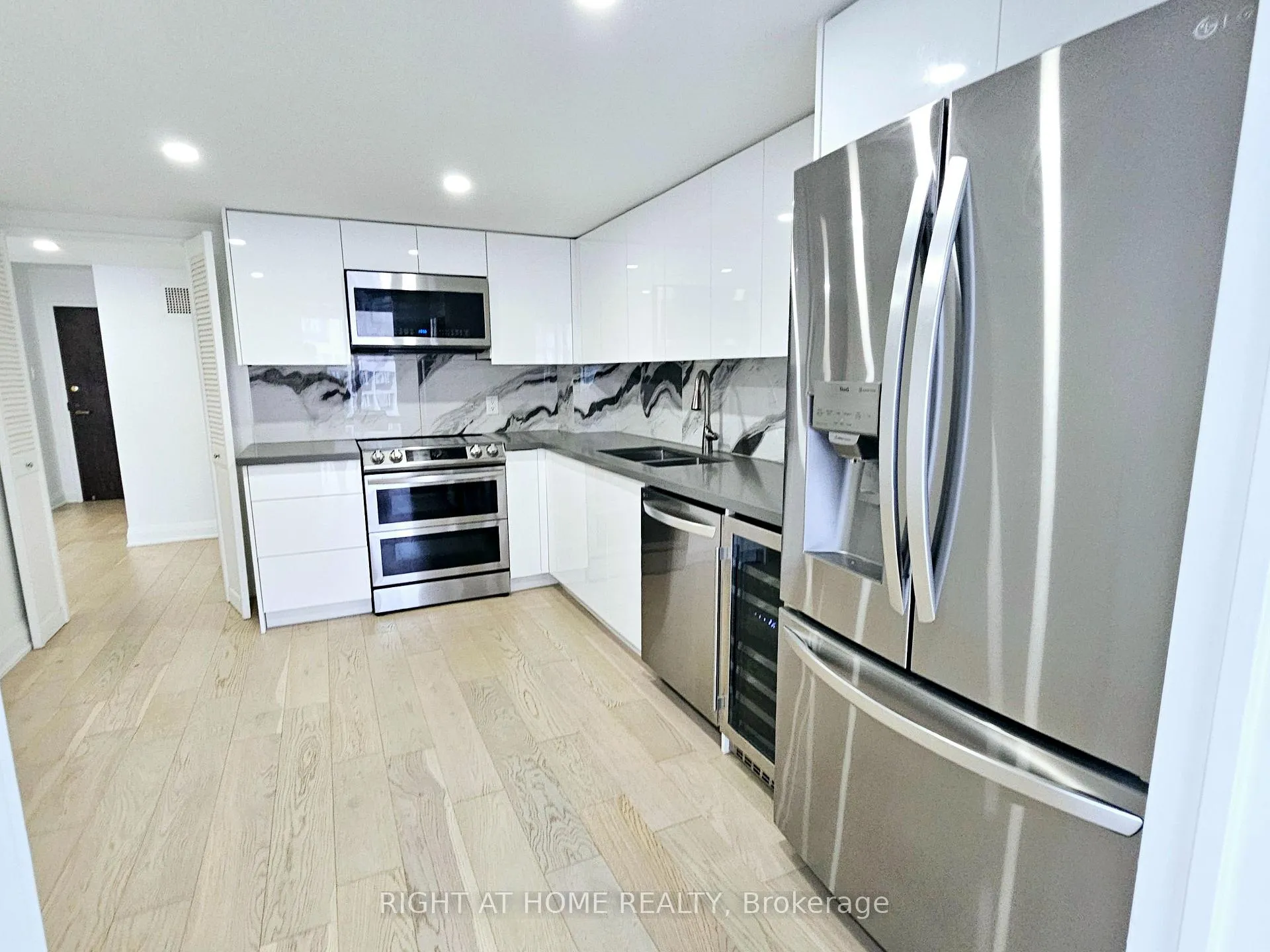 Photo 4 of Unit 3306, 65 Harbour Square, Toronto, Waterfront Communities — HOMEH