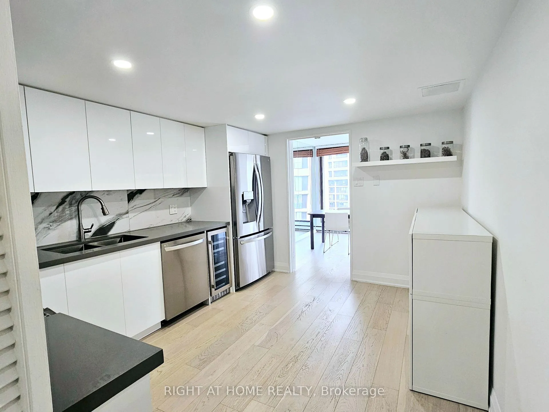 Photo 5 of Unit 3306, 65 Harbour Square, Toronto, Waterfront Communities — HOMEH