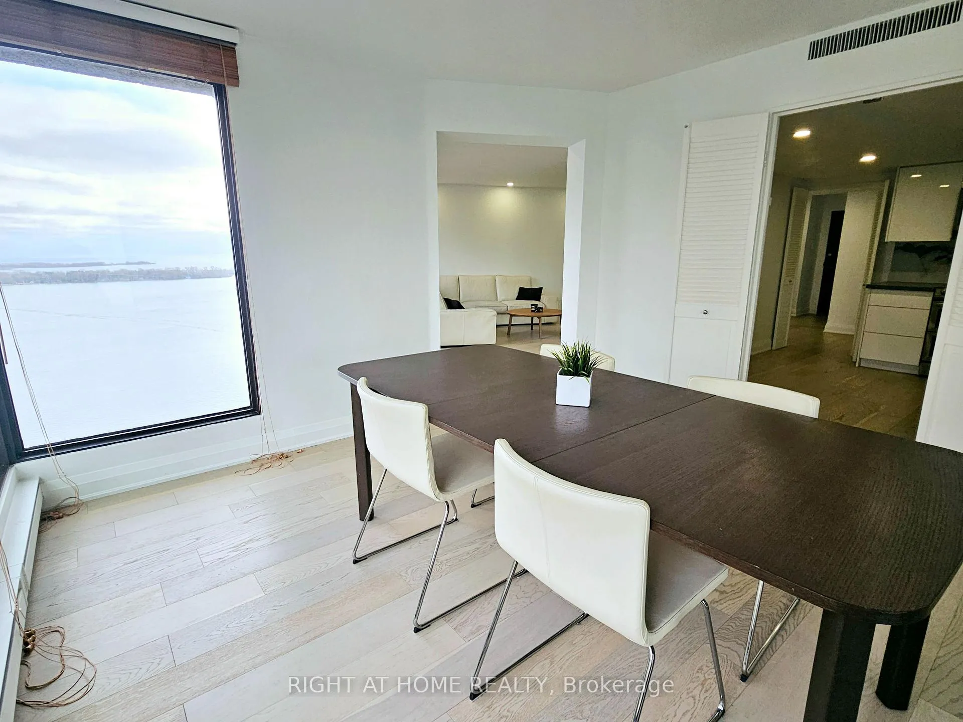 Photo 7 of Unit 3306, 65 Harbour Square, Toronto, Waterfront Communities — HOMEH