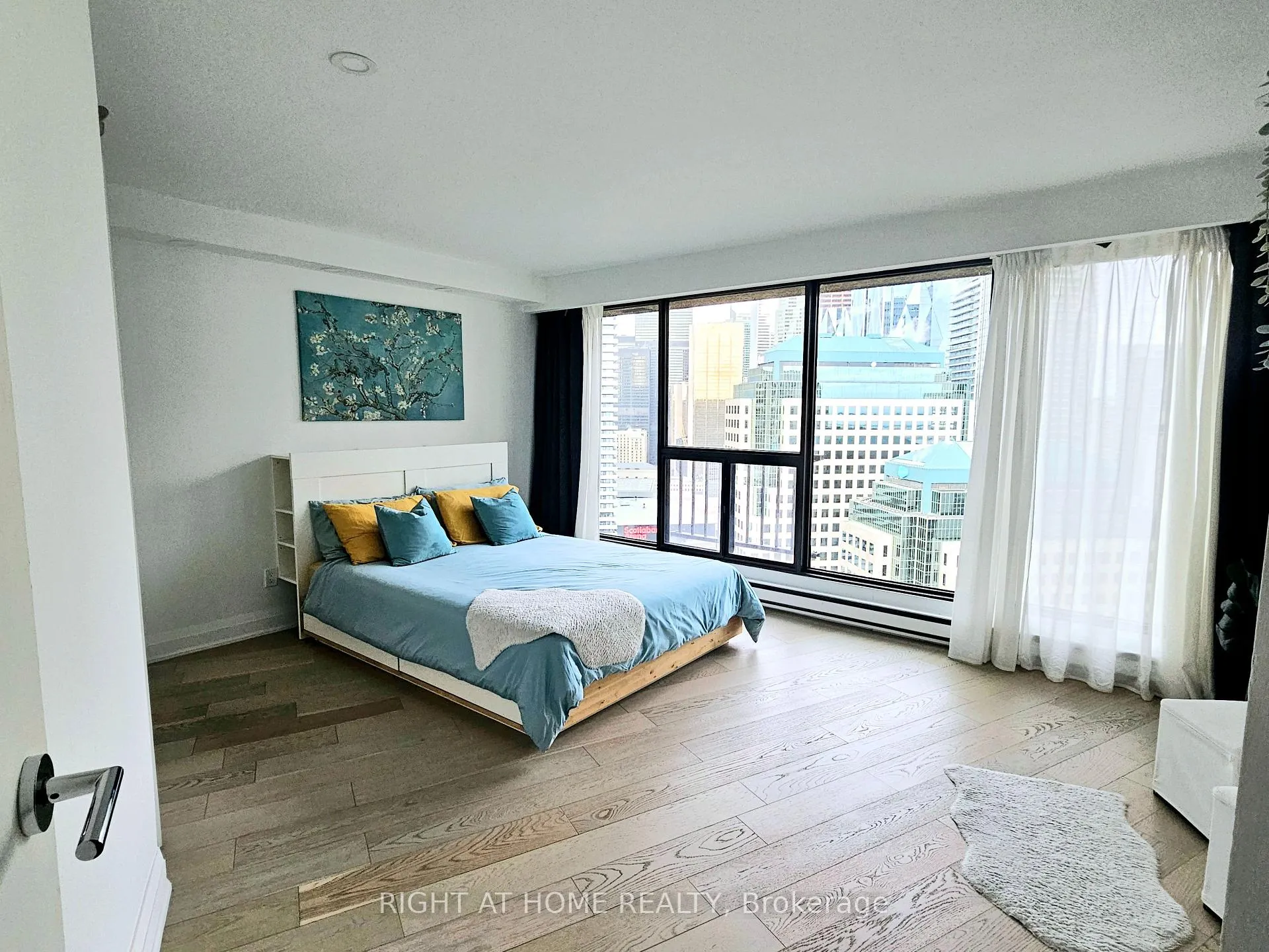 Photo 9 of Unit 3306, 65 Harbour Square, Toronto, Waterfront Communities — HOMEH