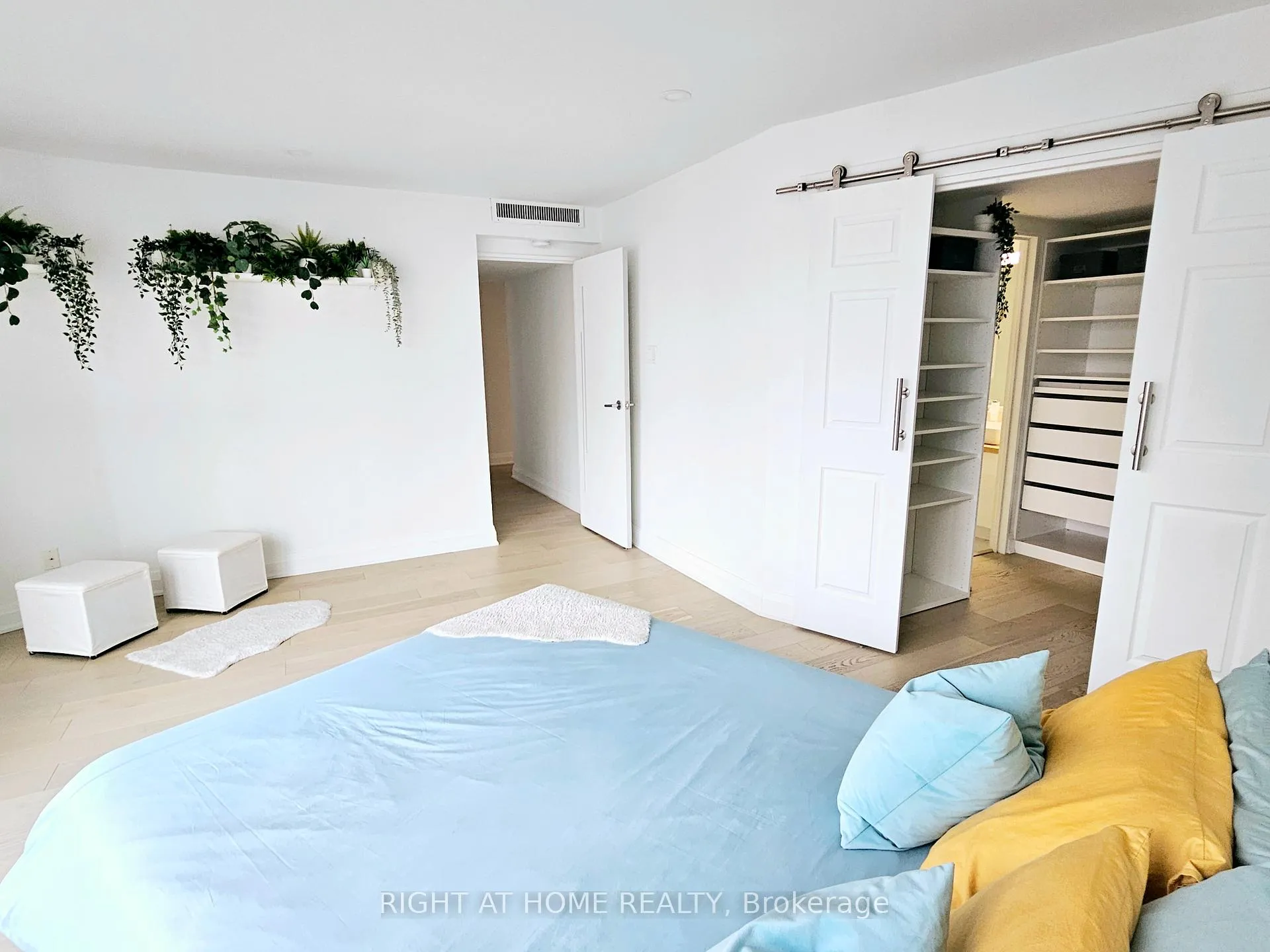 Photo 10 of Unit 3306, 65 Harbour Square, Toronto, Waterfront Communities — HOMEH