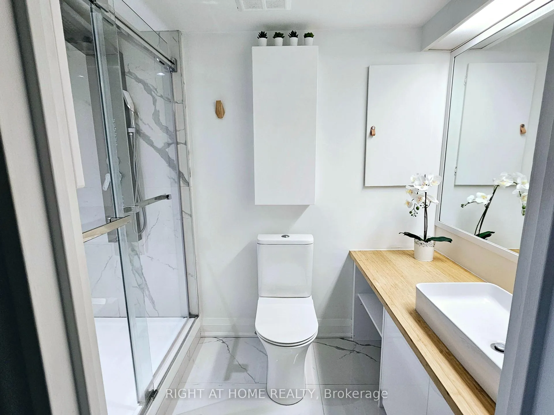 Photo 12 of Unit 3306, 65 Harbour Square, Toronto, Waterfront Communities — HOMEH
