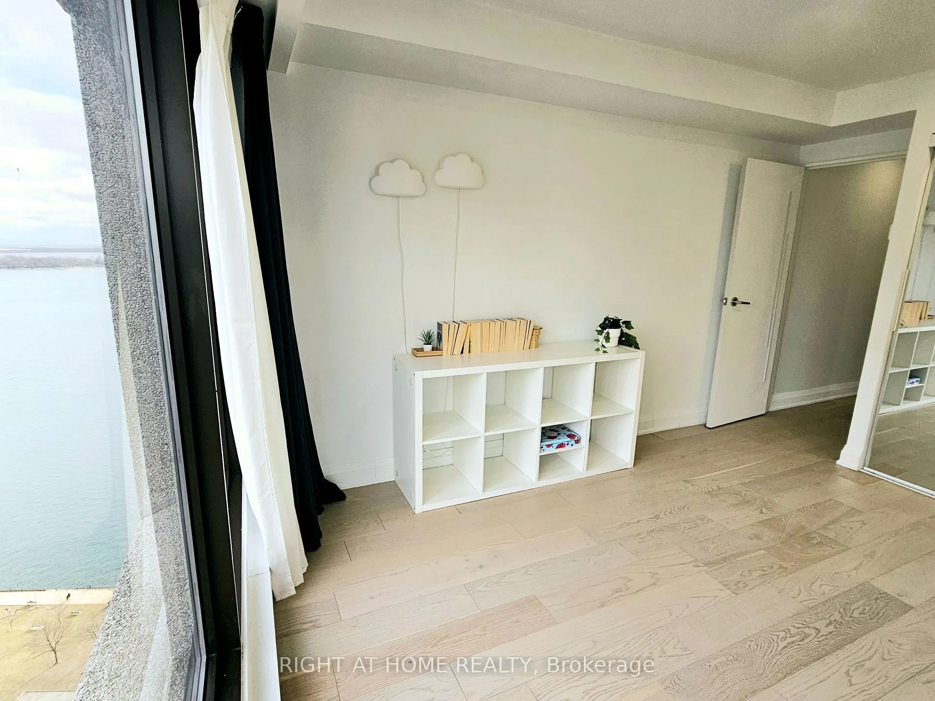 Photo 14 of Unit 3306, 65 Harbour Square, Toronto, Waterfront Communities — HOMEH