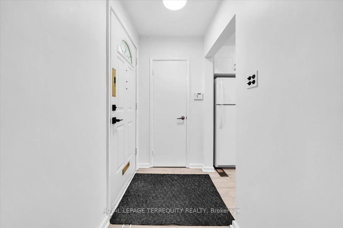 Photo 4 of 28 Crowland Drive, Etobicoke, Rexdale-Kipling — HOMEH