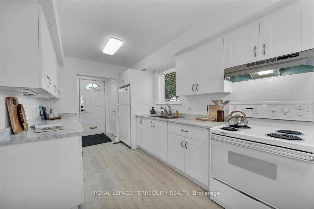 Photo 9 of 28 Crowland Drive, Etobicoke, Rexdale-Kipling — HOMEH